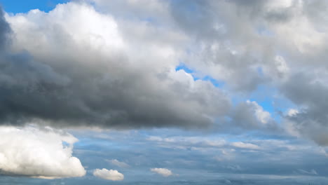 el cielo nublado