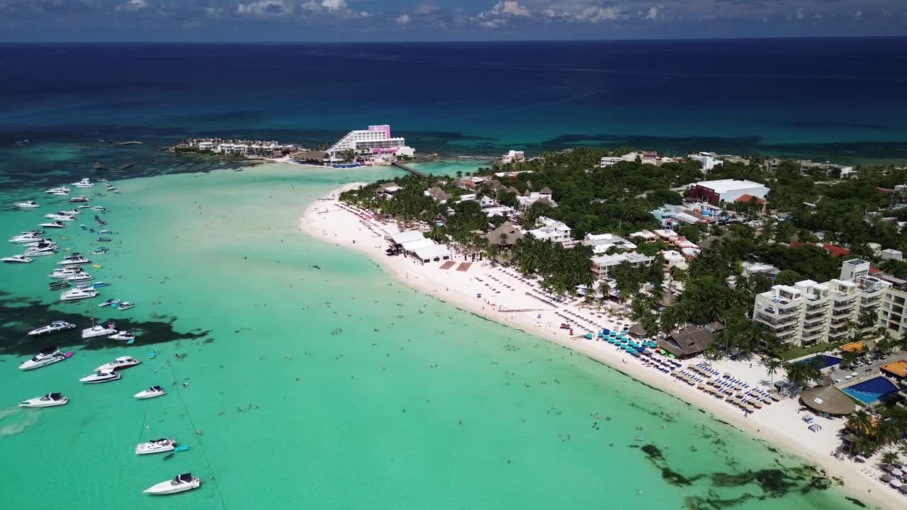 활기찬 열대 해수면의 왼쪽, 울창한 숲과 아름다운  모래 해변, 멀리서 모래 바에 힌 배.