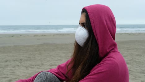 Retrato-De-Perfil-De-Una-Chica-Morena-Casual-Con-Mascarilla-Médica-Protectora