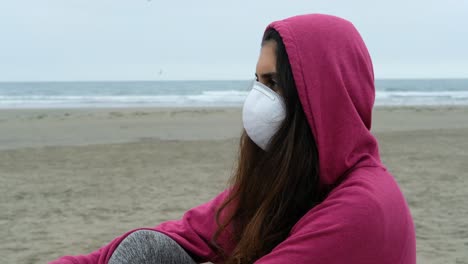 retrato de perfil de una chica morena casual con mascarilla médica protectora