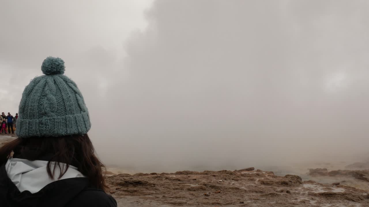 아이슬란드 의 게이저 앞 에 있는 젊은 여자