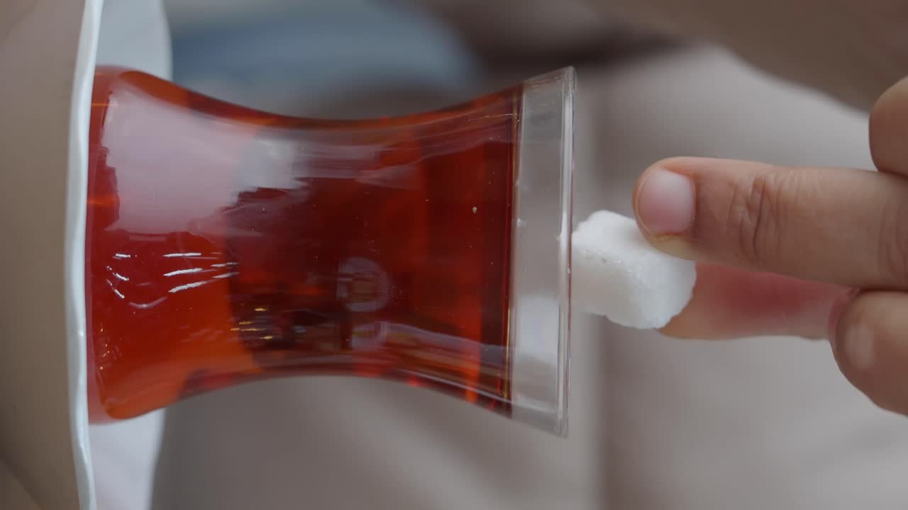 Un bicchiere di bevanda rossa