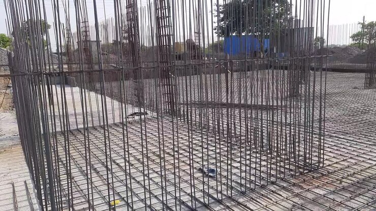 Konstruktiver Entwurf: Bewehrungsdetails für Aufzugsschacht oder Aufzugswand auf der Baustelle.