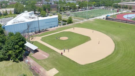 Luftaufnahme-Von-Menschen,-Die-Im-Sommer-Baseball-Auf-Diamond-Spielen