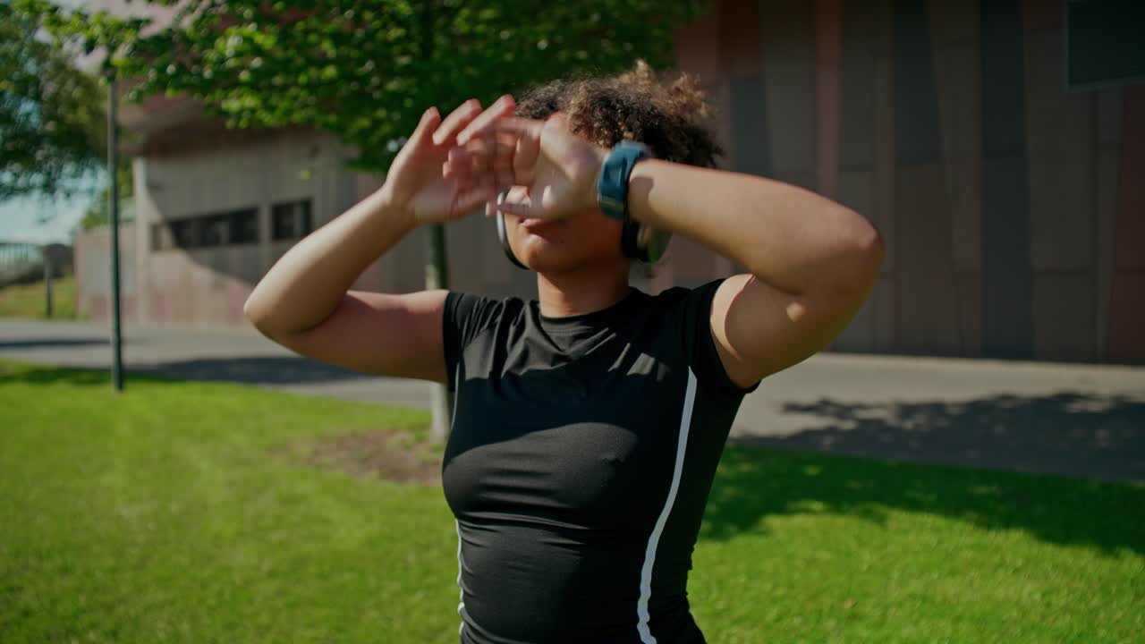 Mulher se alongando ao ar livre em um parque