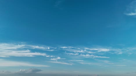 Weiter-Panoramablick-Auf-Einen-Klaren-Blauen-Himmel-Mit-Dünnen,-Feinen-Wolken