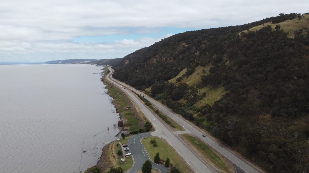 호수 와 산 사이 에 있는 4 차선 고속도로 의 공중 전망