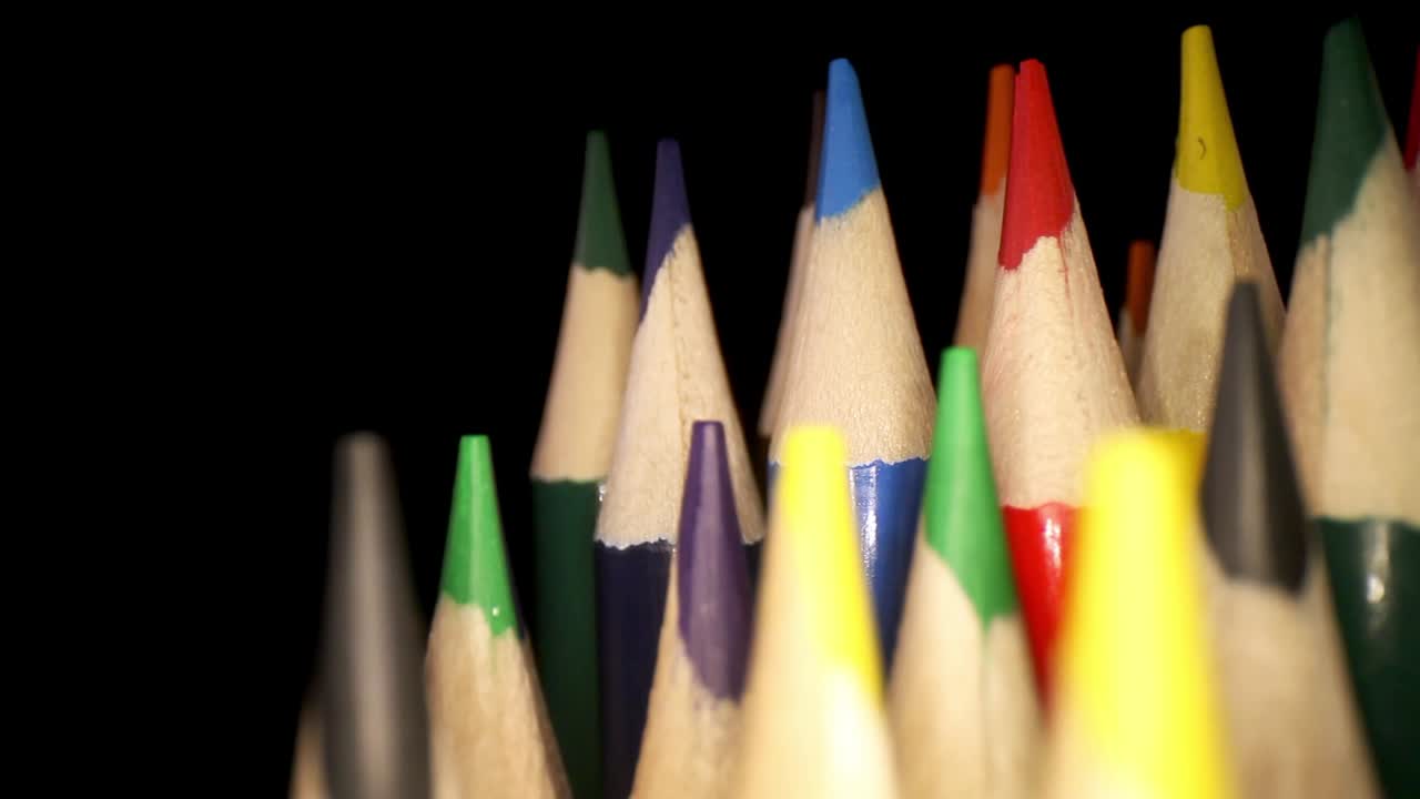 panoramización a la derecha más allá de los lápices de colores, la tercera fila a la lente está enfocada