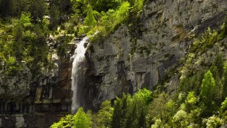 Hoher-Wasserfall,-Der-Die-Felswand-Im-Pyrenäental,-Spanien,-Hinunterstürzt