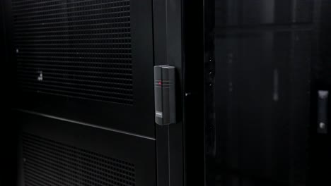 Datacenter-cabinet-door-RF-access-open