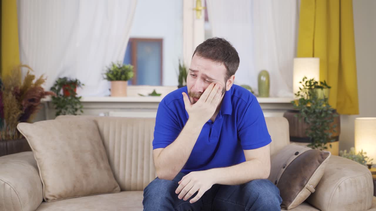 슬픈 남자가 울고 있어