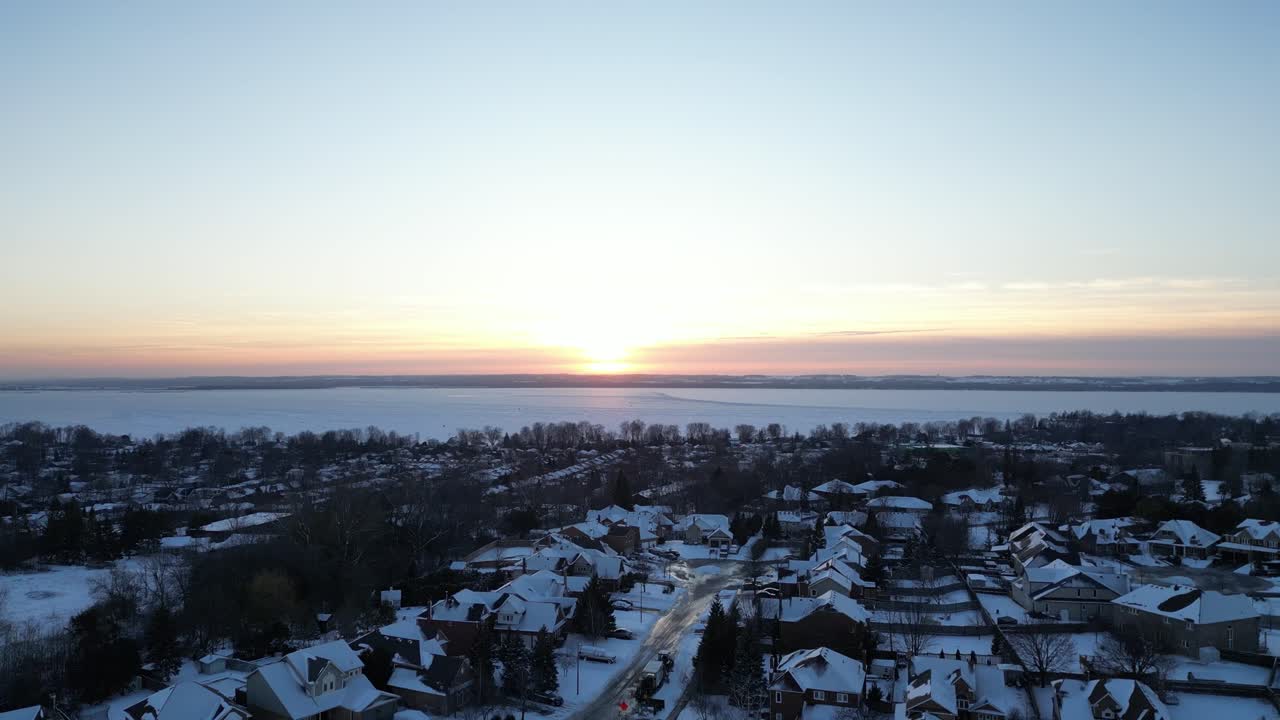 золотой час у великих озер в зимнее время и закат
