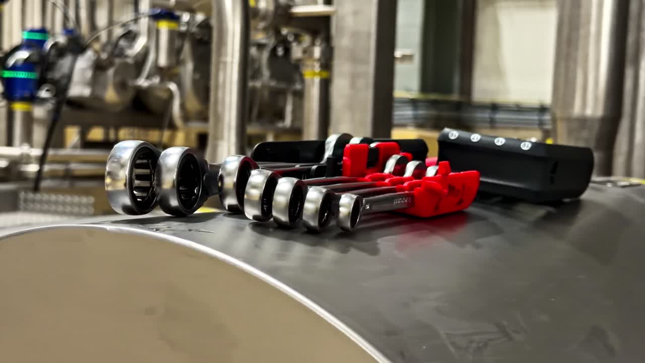 Een set netjes gerangschikte moersleutels en gereedschap ligt op een werkblad - Close-up