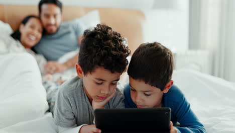 Hermanos,-Niños-Y-Tableta-Con-Padres-En-La-Cama