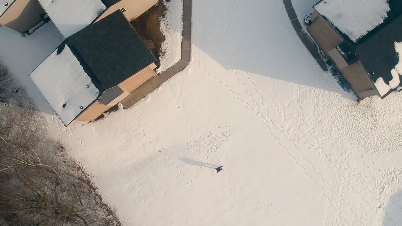 vista superior de te amo escrito en la nieve