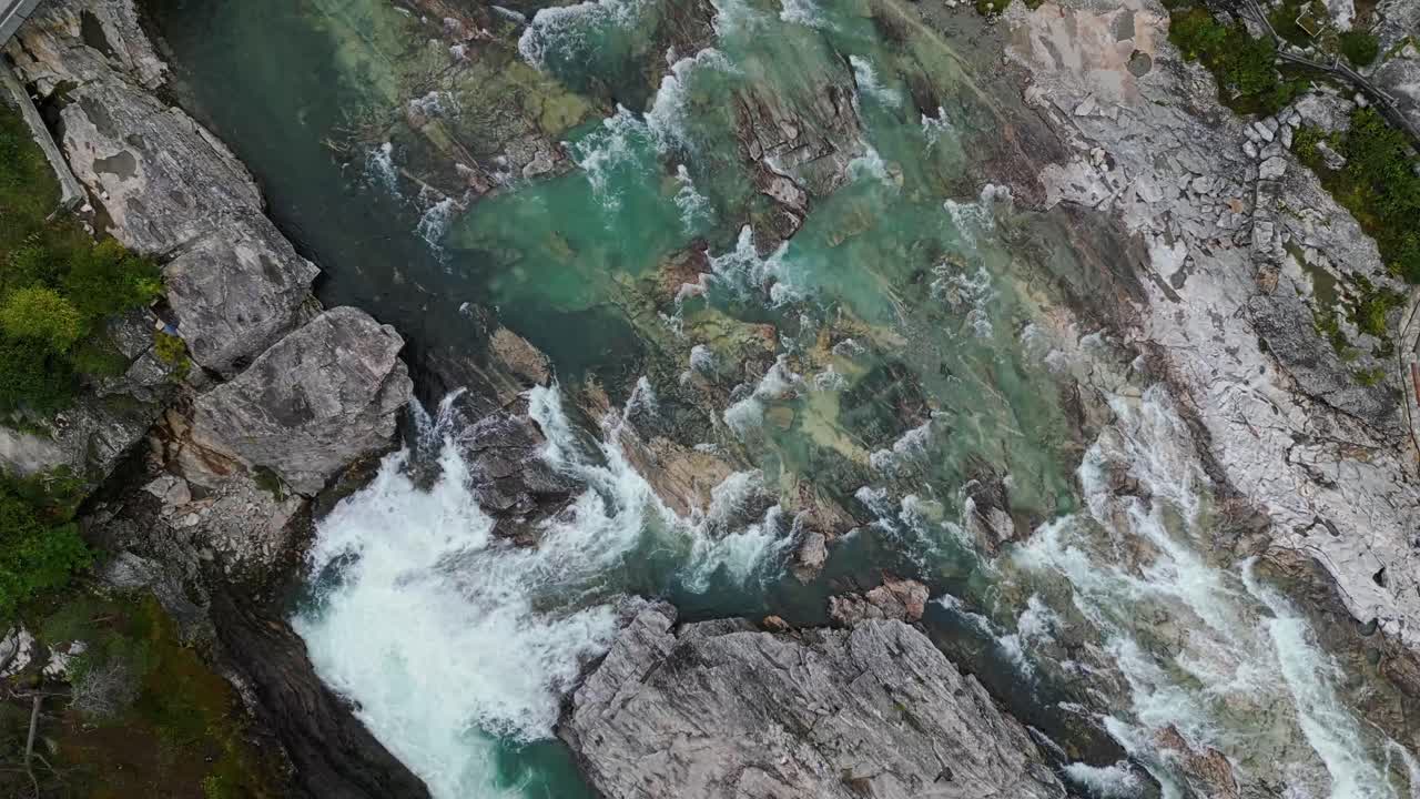 노르웨이 의 노르드베르크 에 있는 돈포센 근처 의 바위 위 에서 흐르는 강 위 에서 찍은 사진