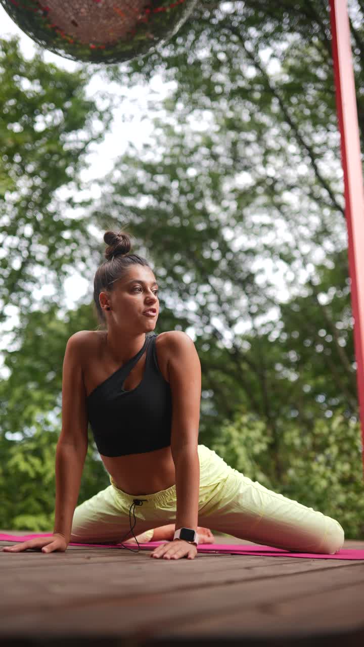 mujer haciendo yoga al aire libre