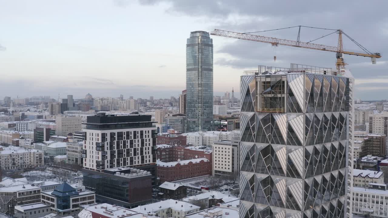 겨울에 현대적인 마천루 건설과 함께 도시 풍경