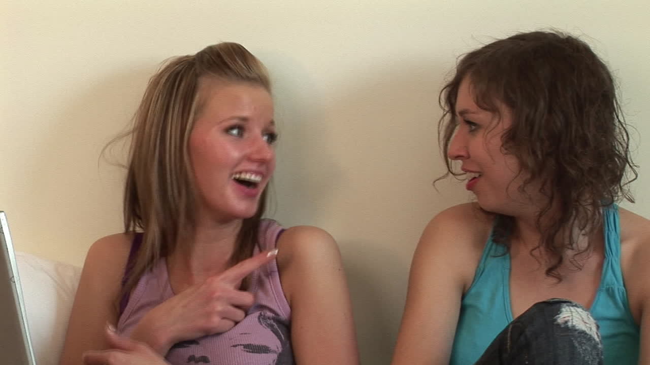 dos chicas en el dormitorio en la computadora