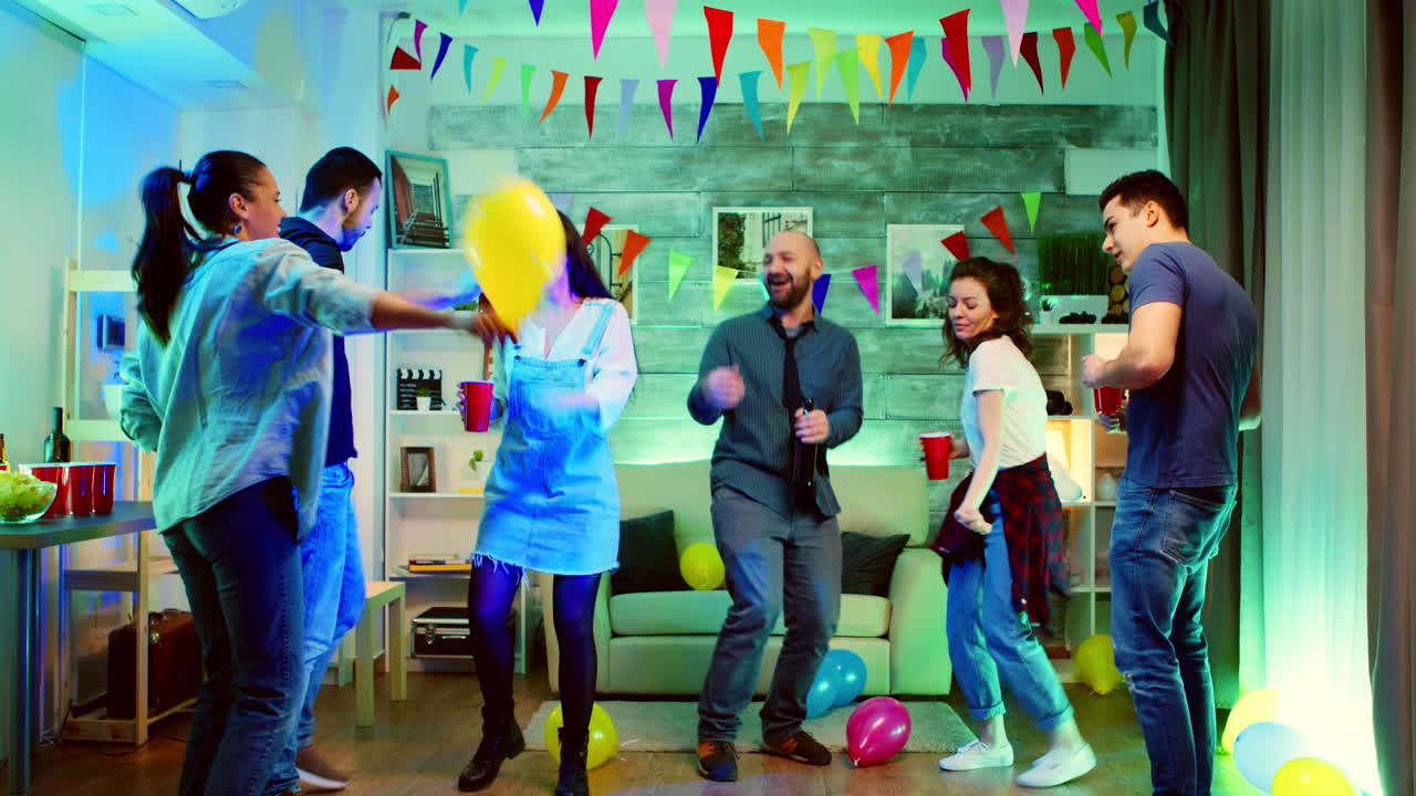 Bir partide birlikte dans eden gençler grubu