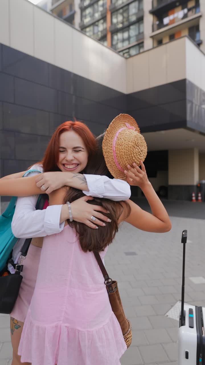 amigos felices en un viaje a la ciudad