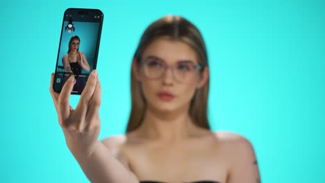 Mujer-Rubia-Caucásica-Toma-Un-Retrato-De-Selfie-Con-Un-Hermoso-Modelo-De-Fondo-De-Croma-De-Teléfono-Celular