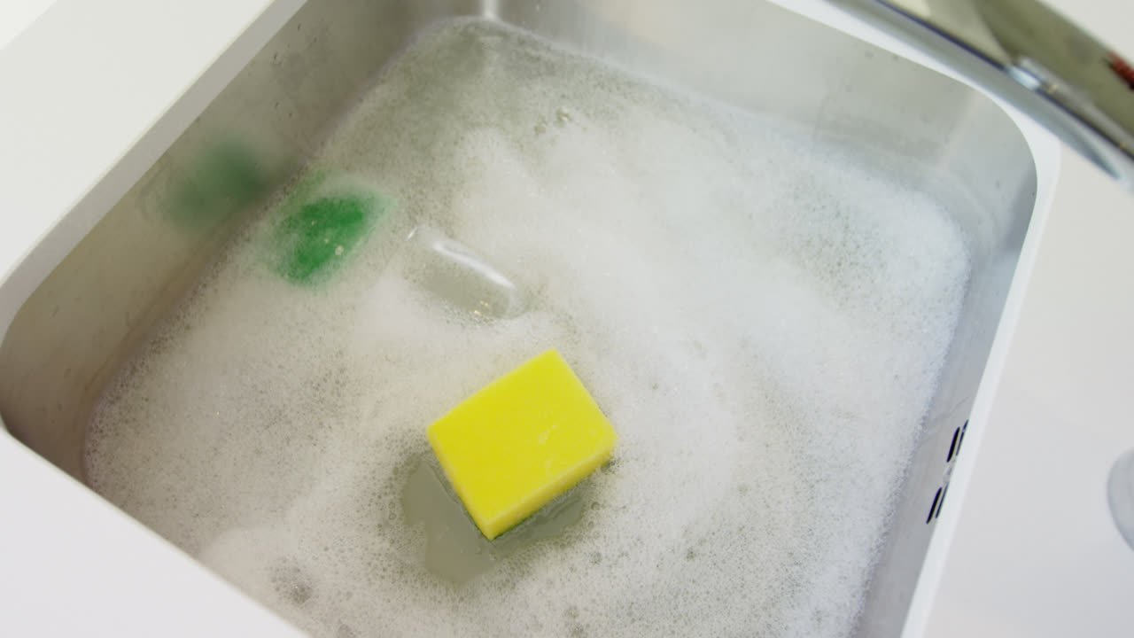 싱크대에 떨어지는 스폰지 4k