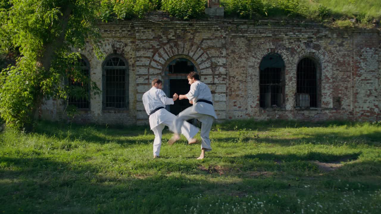 Allenamento di karate all'aperto