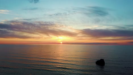 Luftaufnahme-Des-Wunderschönen-Goldenen-Sonnenuntergangs-über-Dem-Strand-Von-Pavilosta,-Lettland