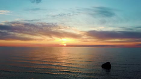 vista aérea de la hermosa puesta de sol dorada sobre la playa de pavilosta, letonia