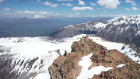 orbital aérea de un grupo de personas descansando y disfrutando de la vista en la cima del cerro perito moreno, el bolsón, patagonia argentina