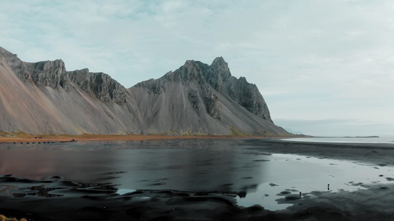 Den naturlige skønhed ved Stokksnes' sorte sandstrand ved siden af det barske Vestrahorn-bjerg.