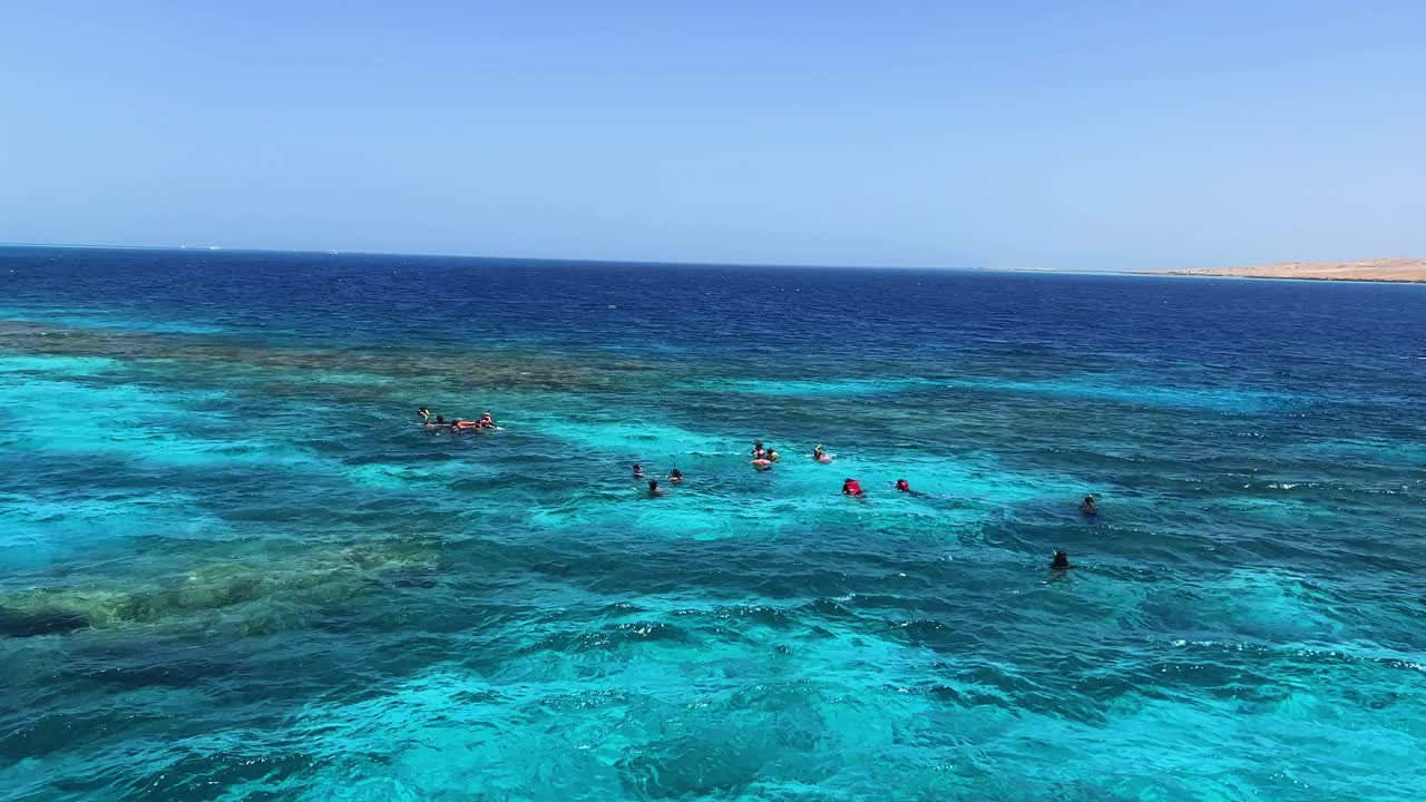 Hurgada yakınlarındaki Kızıldeniz'in berrak turkuaz sularında mercan resifi