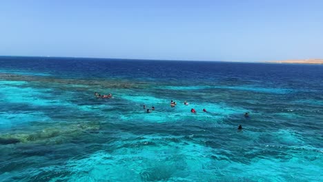 Korallenriff-Am-Roten-Meer,-Kristallklares-Türkisfarbenes-Wasser-In-Der-Nähe-Von-Hurghada,-In-Der-Nähe-Des-Korallenriffs