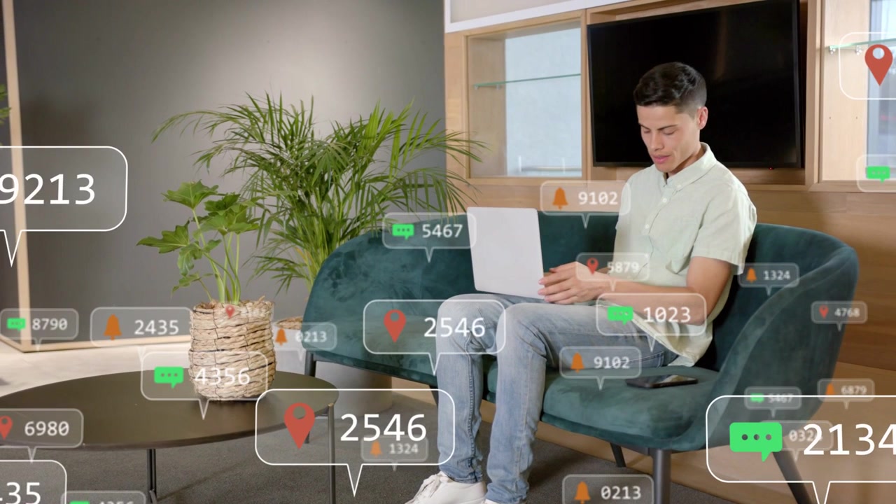 Vertikal video: Man skriver på laptop och får märken att sväva över knä och telefon för teknikarbete.