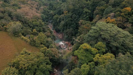 Vista-Aérea-Del-Parque-Nacional-De-Las-Cataratas-De-Nauyaca-Y-Cascada-En-Costa-Rica