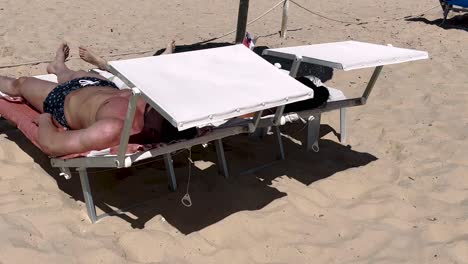 una pareja joven en forma en la playa relajándose en cámara lenta en la playa de europa