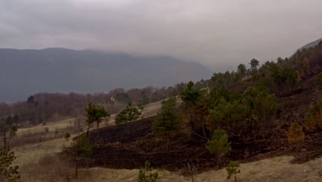 efecto de los cambios climáticos en las colinas después de que un incendio dejara la tierra destruida