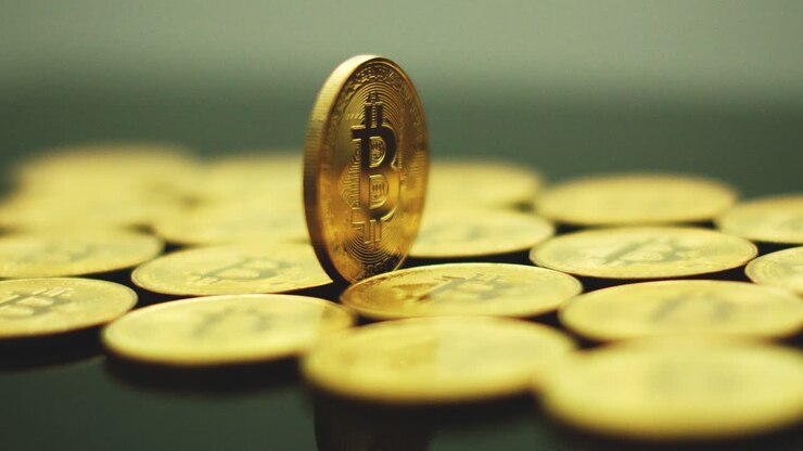 Bitcoin dorati lucenti in primo piano