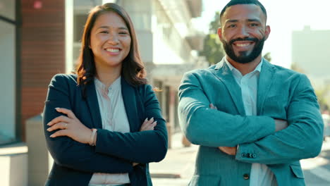 personas felices, de la ciudad y de negocios con los brazos cruzados