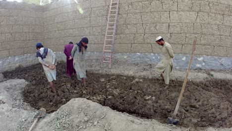 preparación de barro para la construcción de paredes robustas