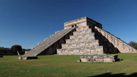 ancient mayan pyramid in chichen itza