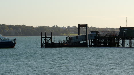 Hythe-Ferry-Atraca-En-El-Muelle