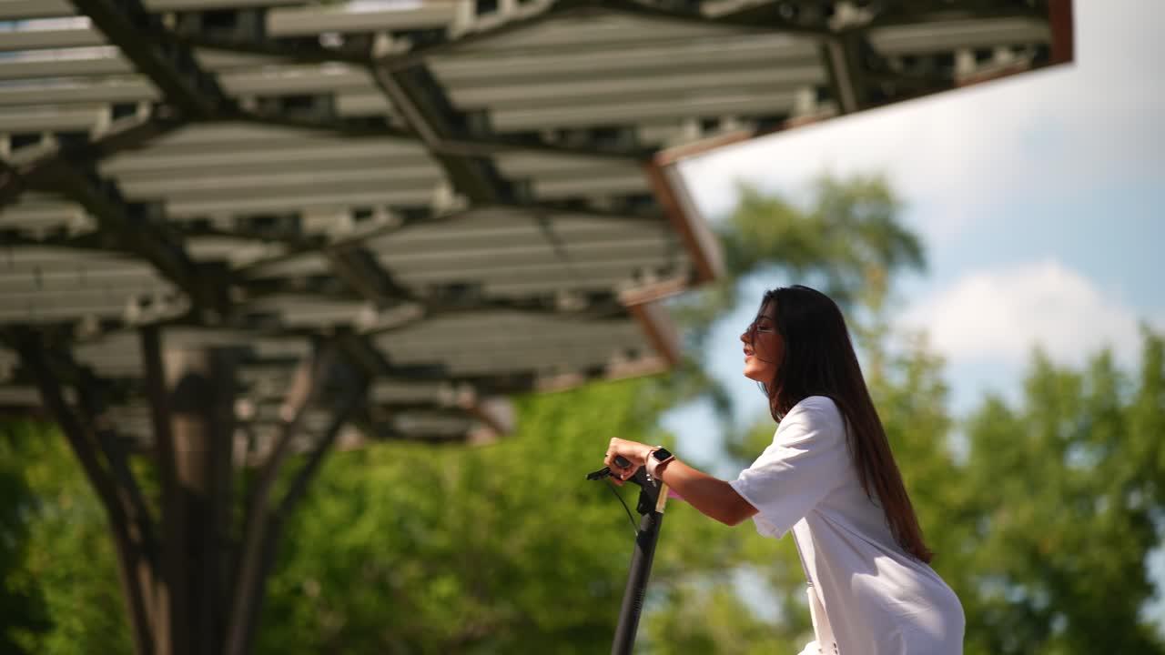 공원 에서 전기 스쿠터 를 타고 있는 여자
