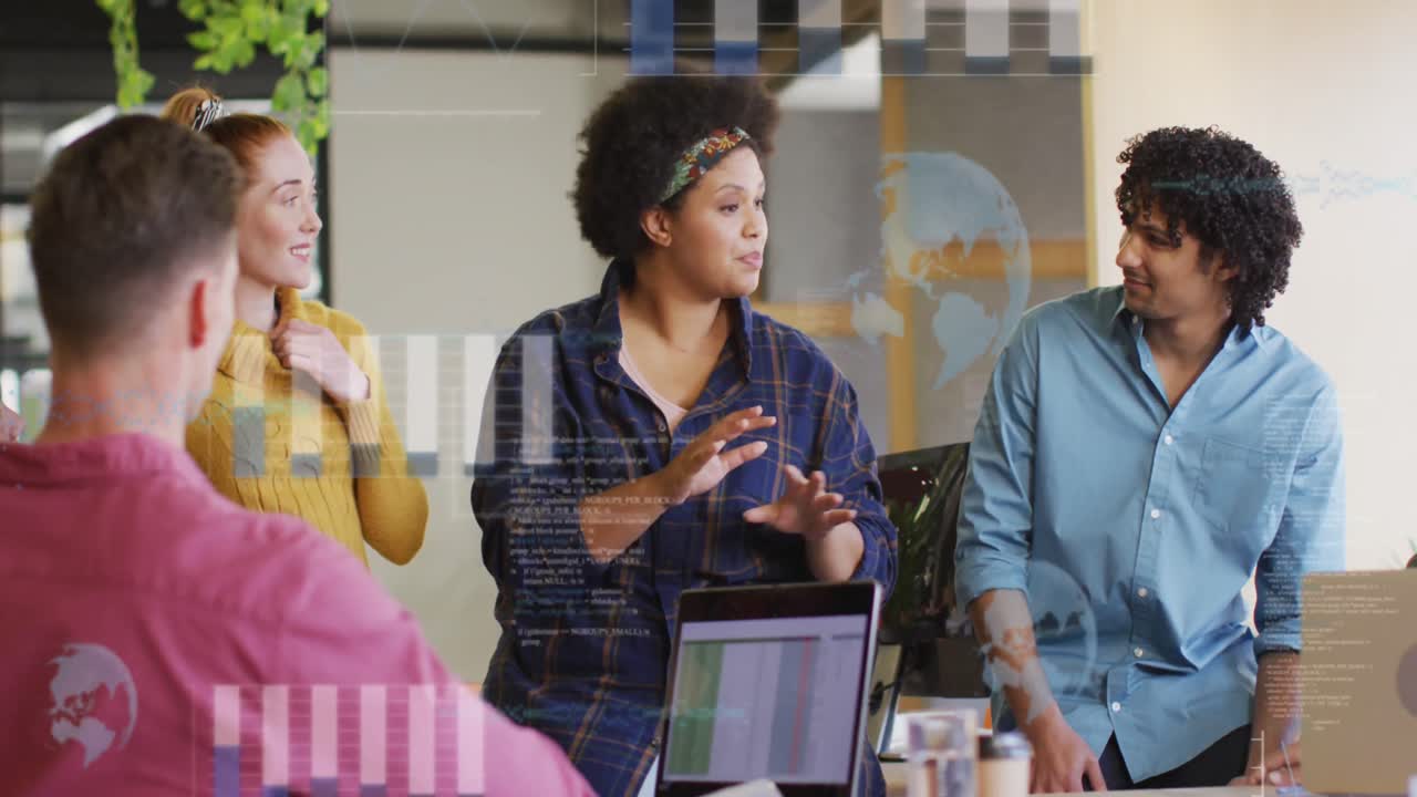 animación del procesamiento de datos financieros sobre diversas personas de negocios en la oficina