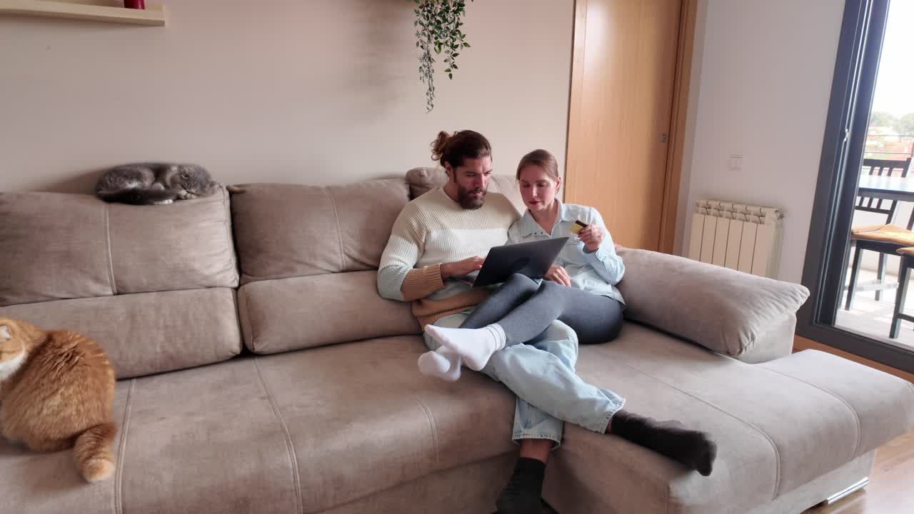 pareja comprando en línea en casa