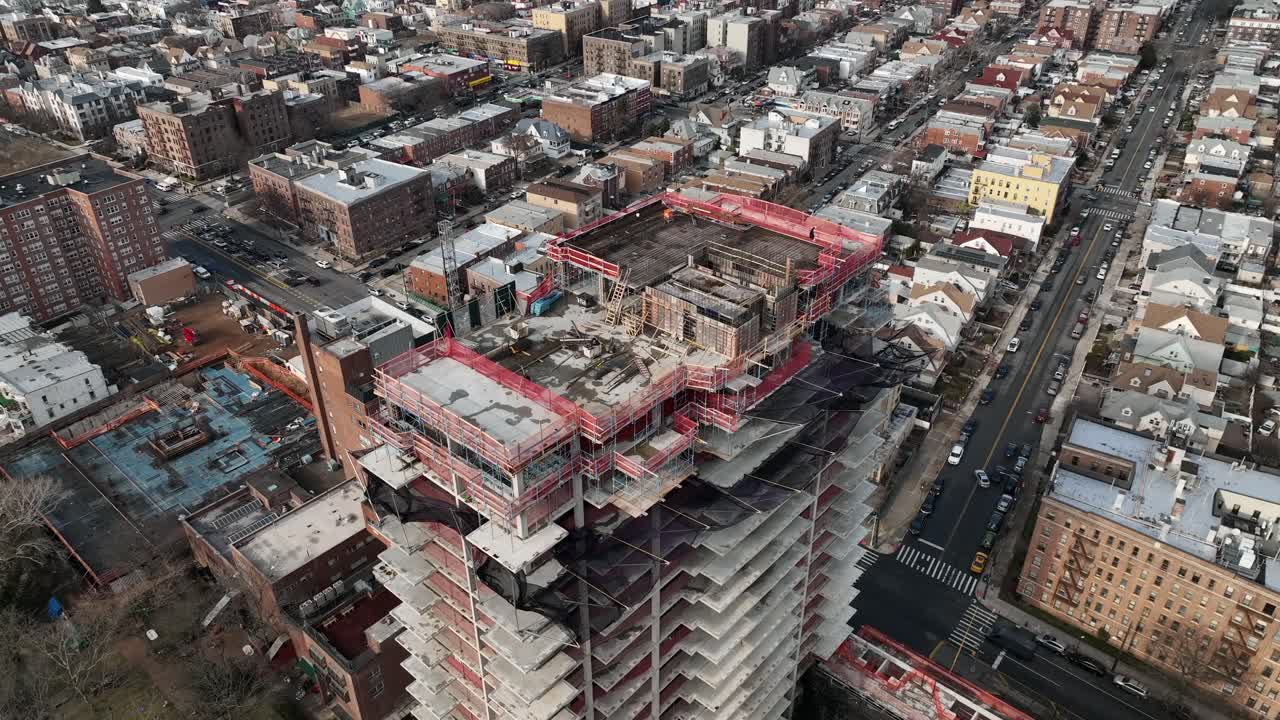 una vista de ángulo alto sobre un nuevo sitio de construcción de gran altura en brooklyn, ny