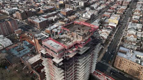 een hoge hoekmening boven een nieuwe hoogbouwbouwplaats in brooklyn, ny