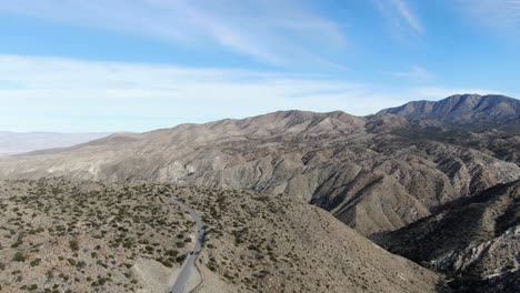 camino pintoresco rodeado de montañas desertas, reserva india de cahuilla paisaje salvaje, california, ee.uu., disparo de avión no tripulado