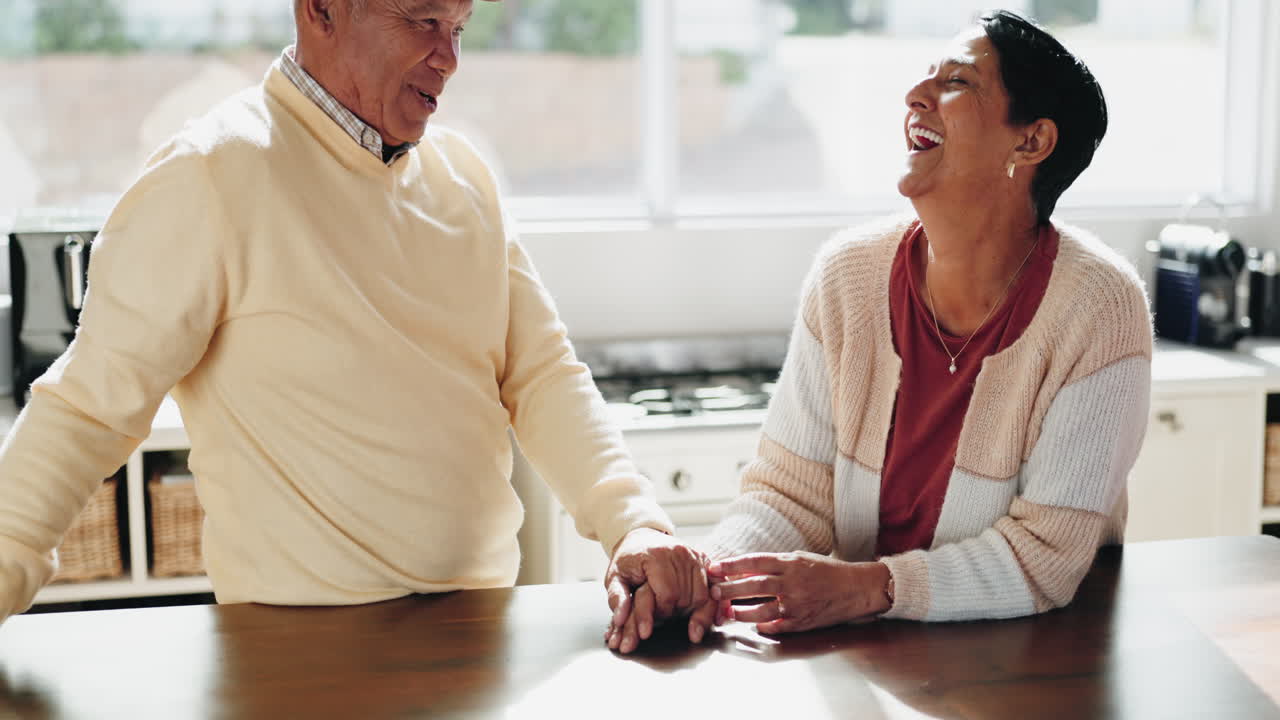amor, conversación y pareja mayor sosteniendo